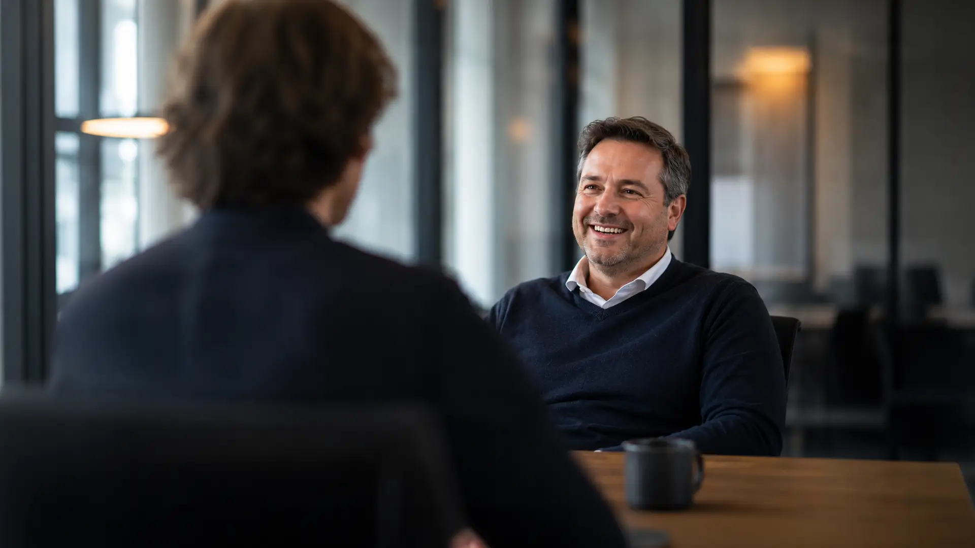 Gesprek tussen twee collega's in een interviewsetting