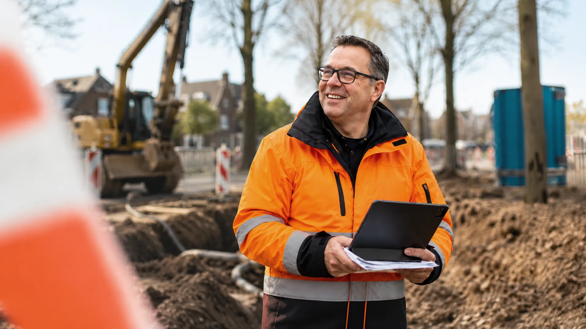 Lachende Kapabel professional met Ipad in de handen